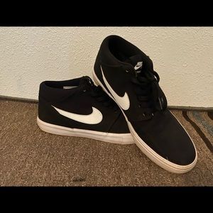 Black and White Nike’s size 7.5 men’s
